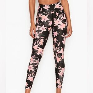 Victoria Secret Women’s Core Essential w Pockets Black Floral‎ Leggings Size 6